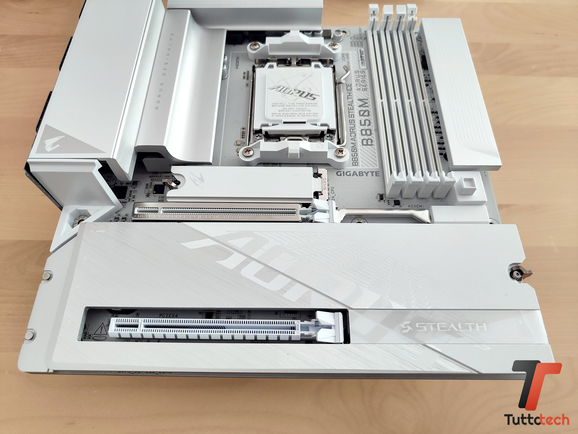 GIGABYTE B850M AORUS STEALTH ICE-tt-4