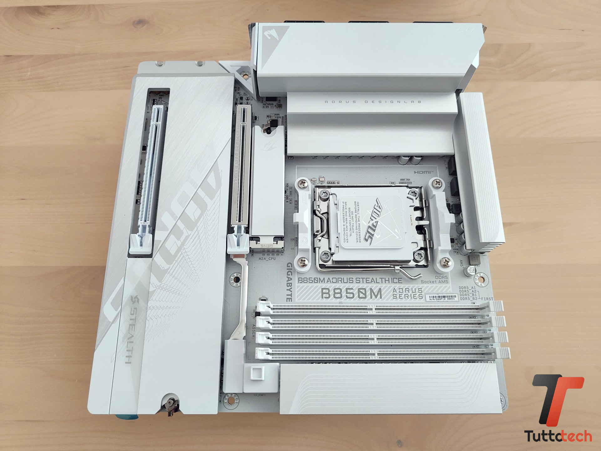 GIGABYTE B850M AORUS STEALTH ICE-tt-6