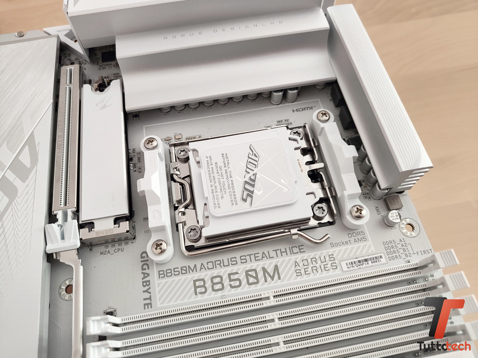 GIGABYTE B850M AORUS STEALTH ICE-tt-7