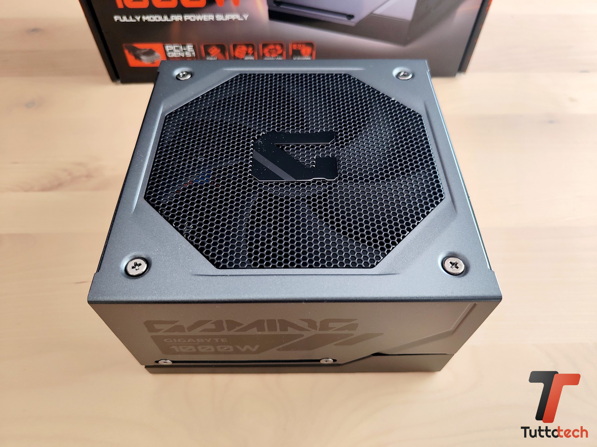 GIGABYTE Gaming 1000GM PG5-tt-5
