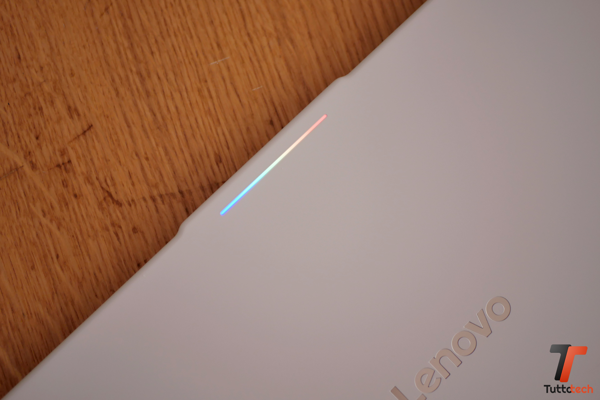Glowbar sul coperchio del Lenovo Googlebook 15
