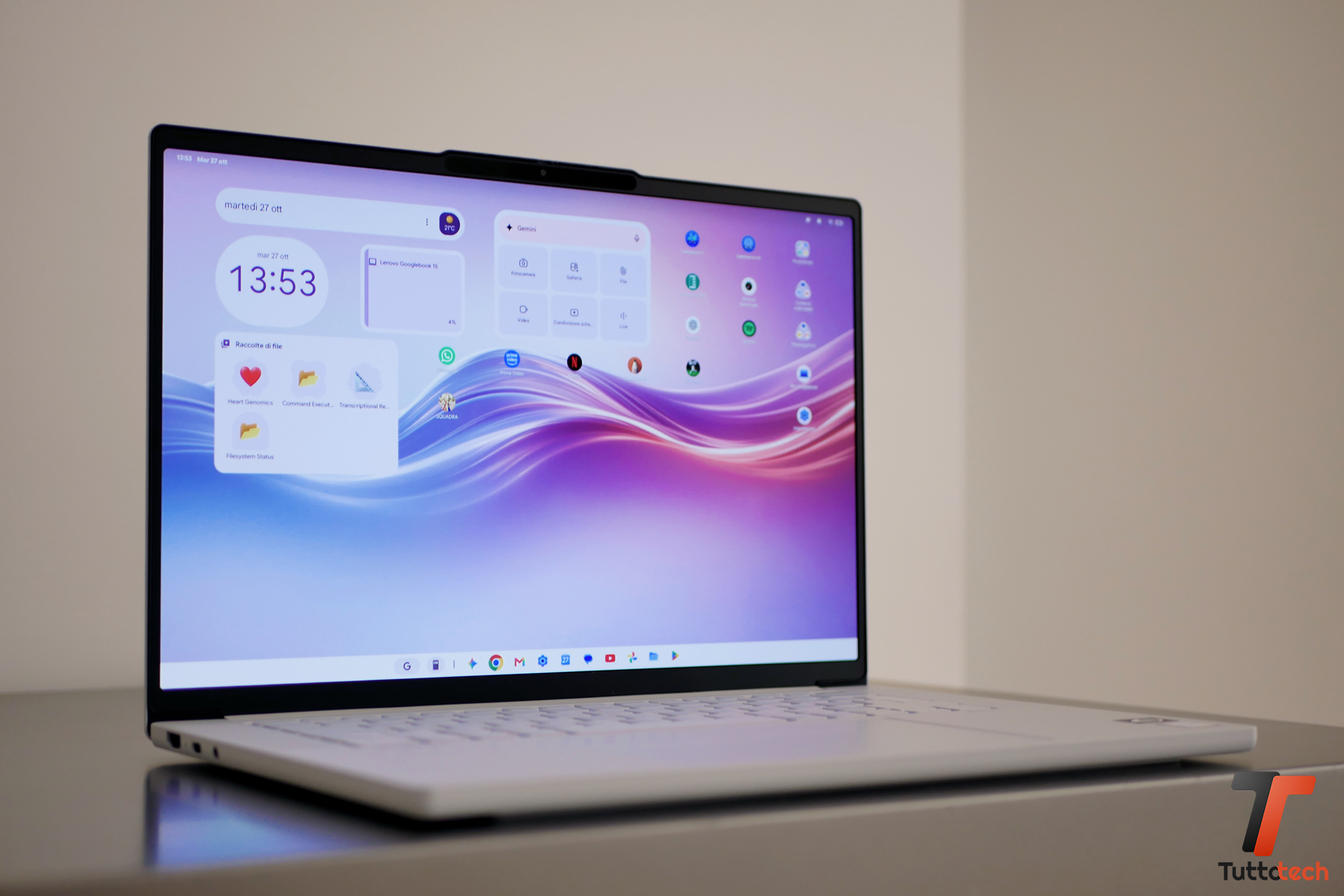 Lenovo Googlebook 15 aperto, vista frontale