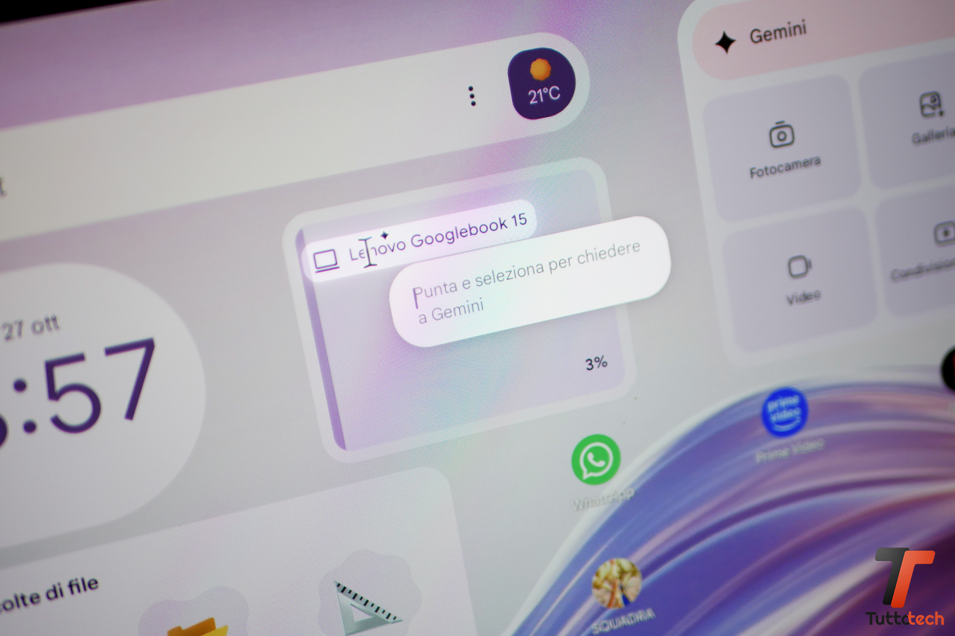 Gemini e selezione dei contenuti sullo schermo del Lenovo Googlebook 15
