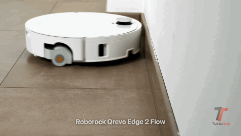 Roborock Qrevo Edge 2 Flow mentre pulisci i battiscopa