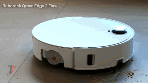 Roborock Qrevo Edge 2 Flow che aspira le briciole di un biscotto