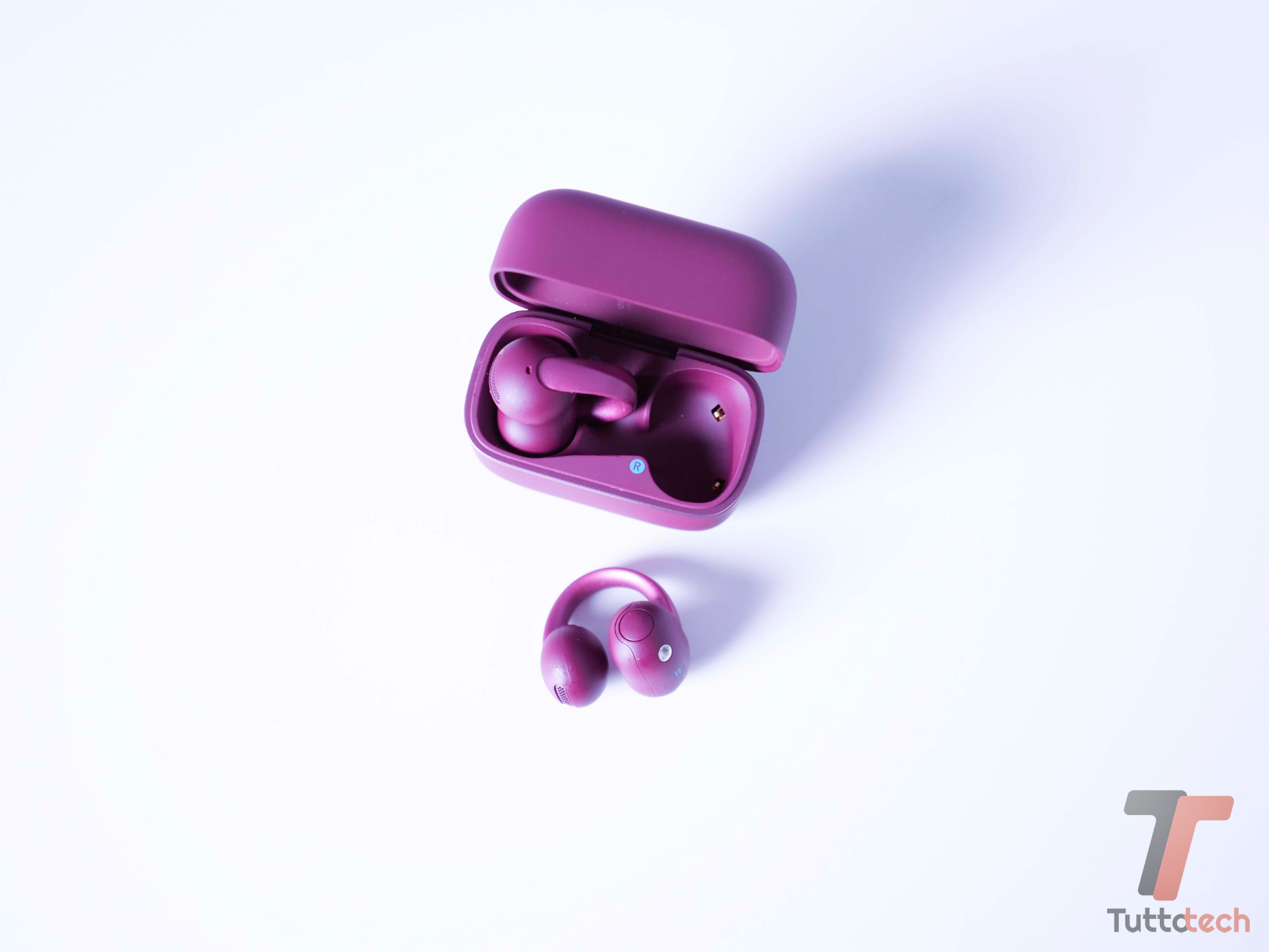 Anker AeroClip 2 custodia rosso borgogna aperta con una cuffia fuori