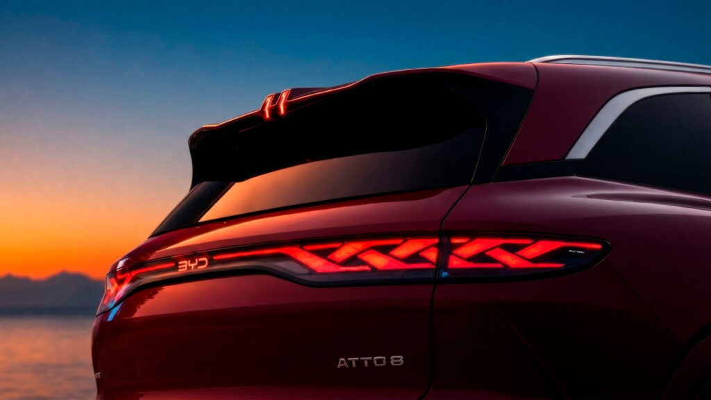 BYD ATTO 8 debutta a Parigi: SUV elettrico 7 posti, 775 CV e ricarica in 9 minuti 1
