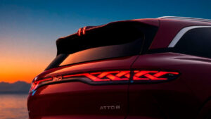 BYD ATTO 8 debutta a Parigi: SUV elettrico 7 posti, 775 CV e ricarica in 9 minuti 2