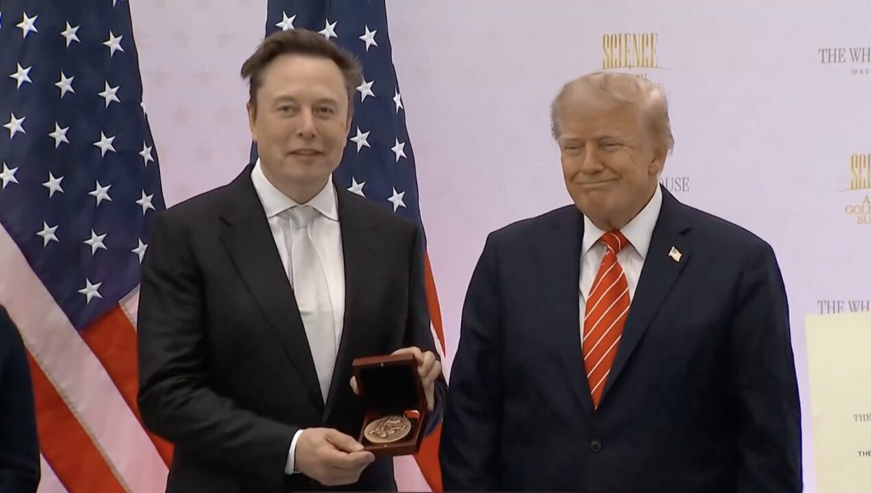 Donald Trump premia Elon Musk con la Medaglia Nazionale della Scienza