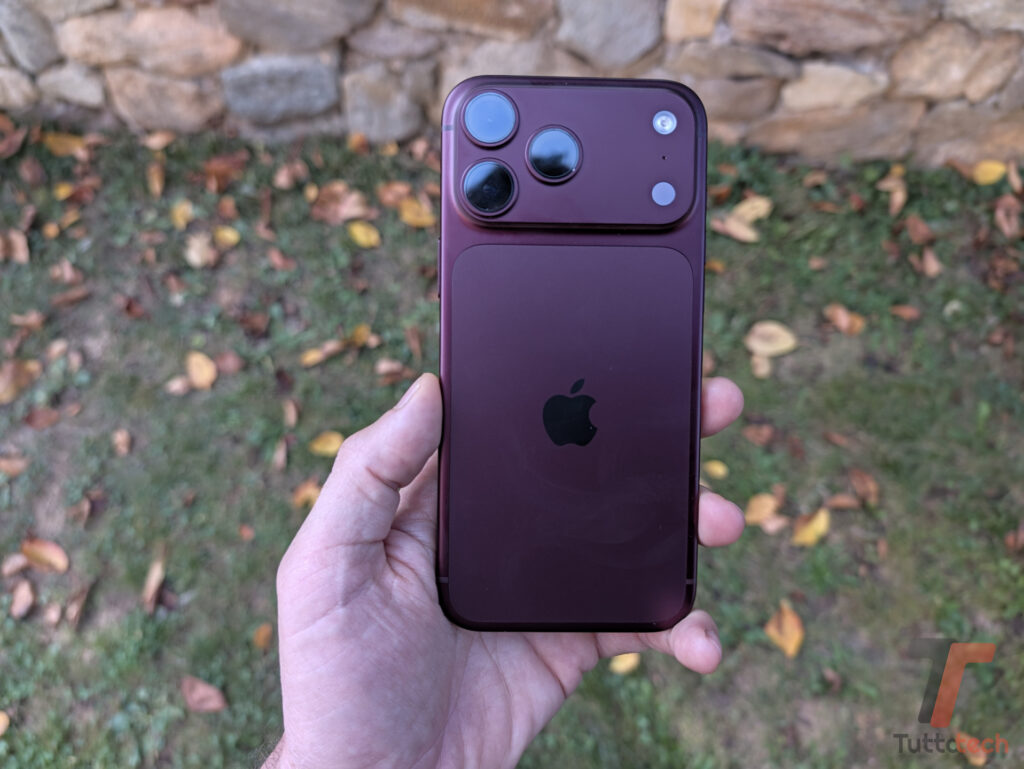 iPhone 18 Pro Max in mano
