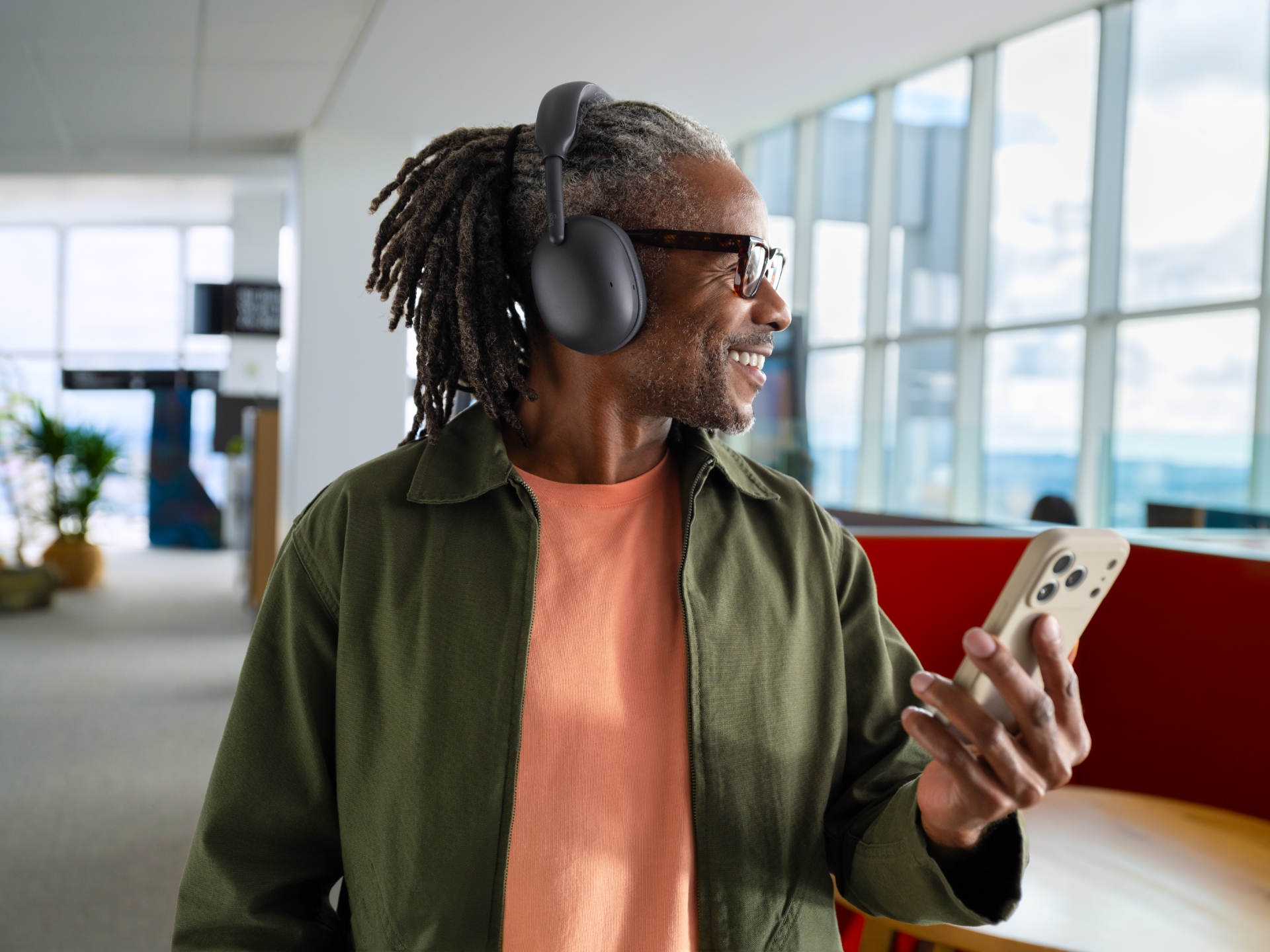 Logitech Zone Vibe Pro: le cuffie che uniscono ufficio e tempo libero, con ANC e microfoni AI 3