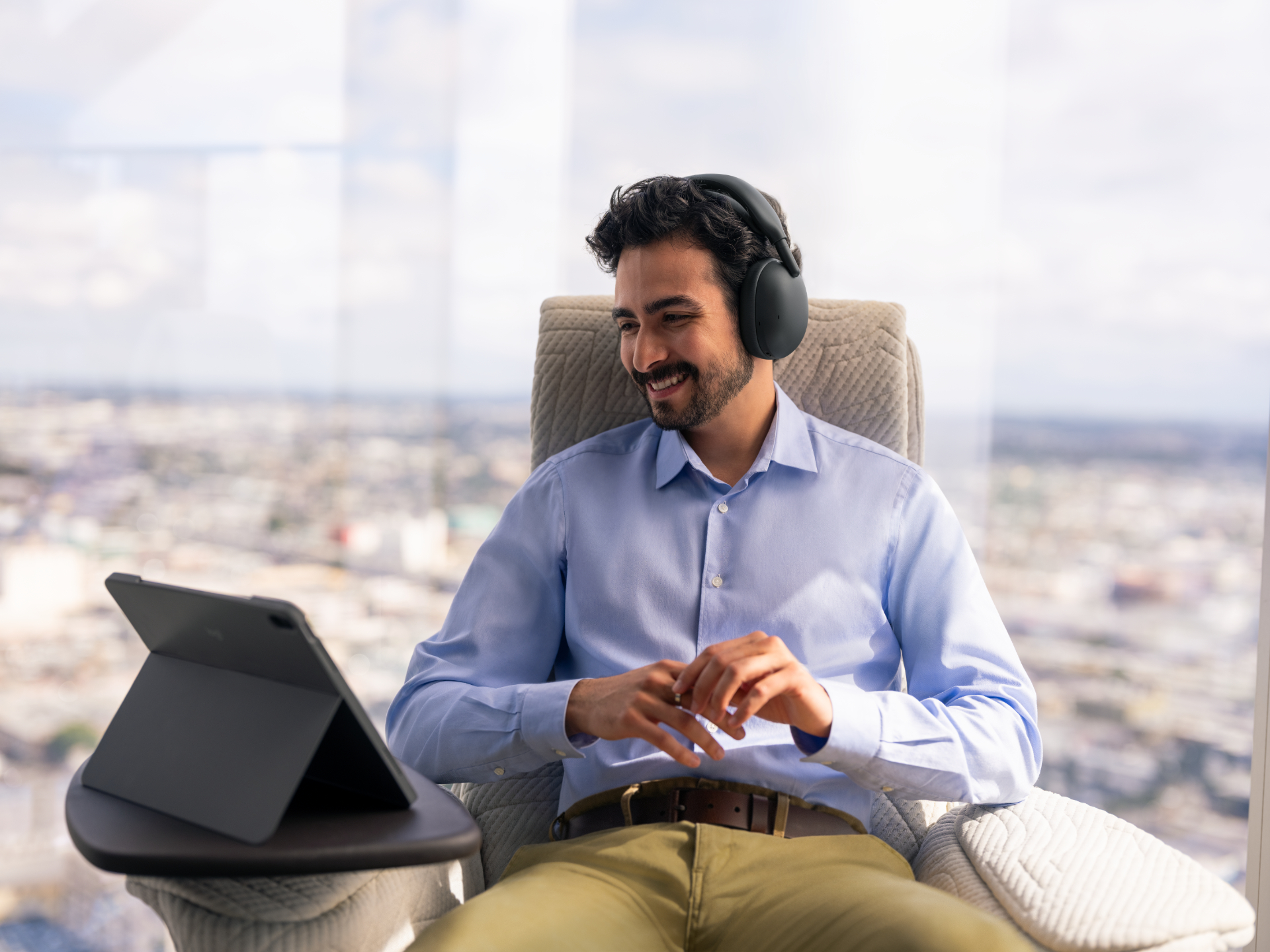 Logitech Zone Vibe Pro: le cuffie che uniscono ufficio e tempo libero, con ANC e microfoni AI 4