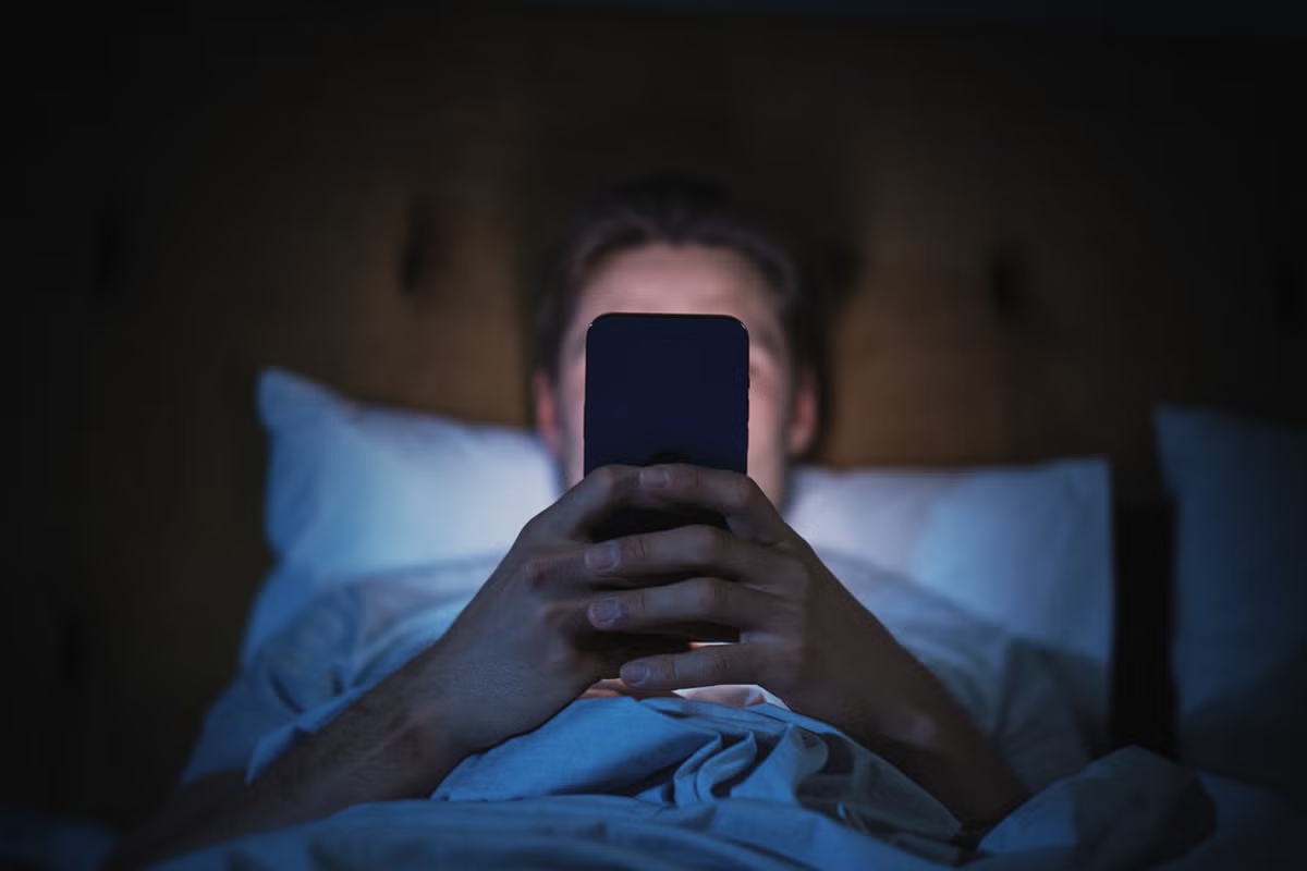 Smartphone o libro prima di dormire? Ecco perché per il cervello la differenza è tutt’altro che piccola