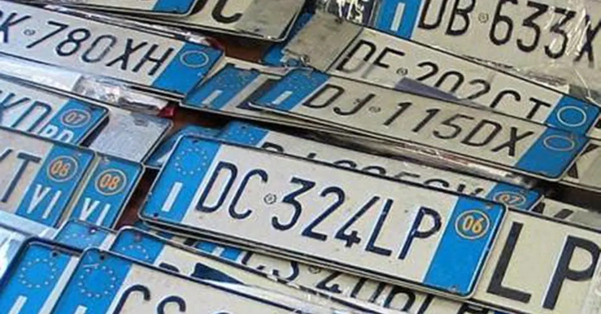 Targhe personalizzate per auto e moto, ecco quanto costeranno e cosa manca per richiederle
