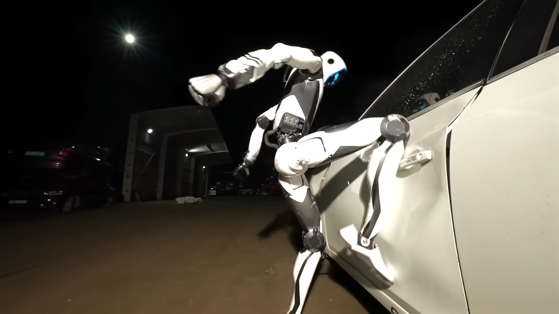 Unitree H2-X è il robot umanoide che piega le auto a gomitate e mette ...